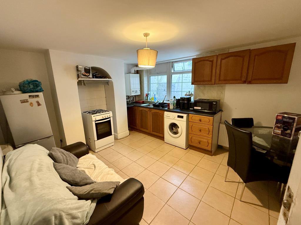 Lot: 138 - LICENSED FIVE-BEDROOM HMO WITH ADDITIONAL SELF-CONTAINED FLAT - Self-contained flat kitchen